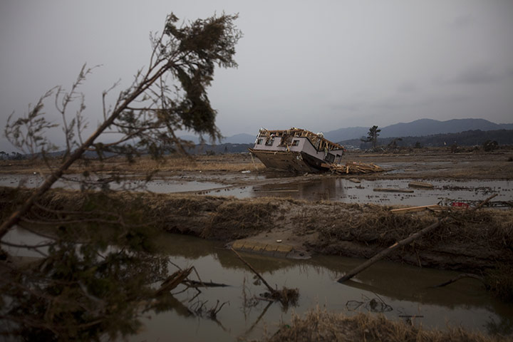 24hours : A house sits upside down in Japan