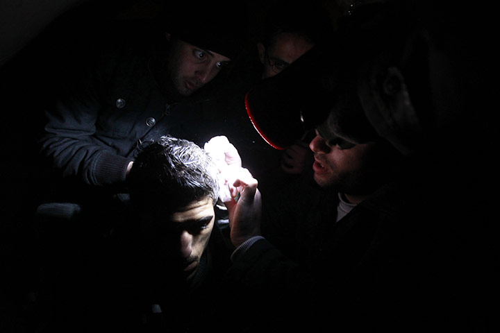 24hours : Medics treat an injured anti-government protester in Amman, Jordan