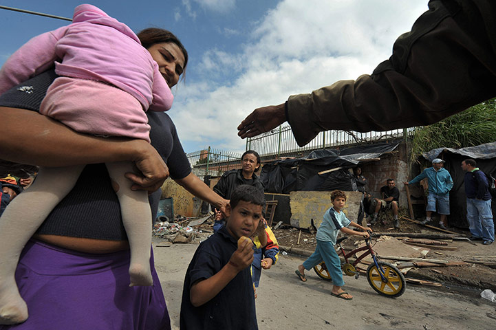 Globalizer Program : Marta Arango : A Brazilian homeless mother with her children