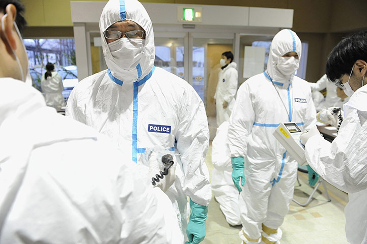 Fukushima crisis: Police who have finished measuring radiation Fukushima