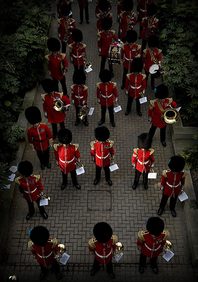 24 Hours: Guards inspection in London