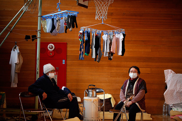 Japan: Tsunami victims pass the time as their clothes dry, Yamada, Japan