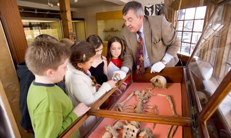 Children look at a Roman skeleton. Niall Ferguson says school history lessons lack cohesion