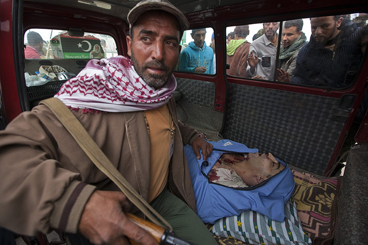 sean smith in libya: A rebel fighter's body is returned to Ras Lanuf
