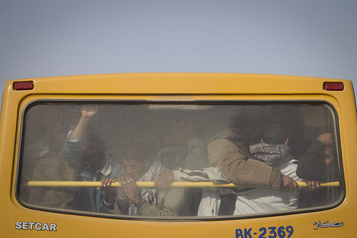 24 hours in pictures: Egyptian refugees flee Libya to Tunisia