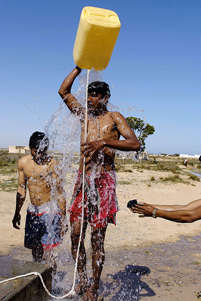 migrant workers flee : Bangladeshi migrant workers 