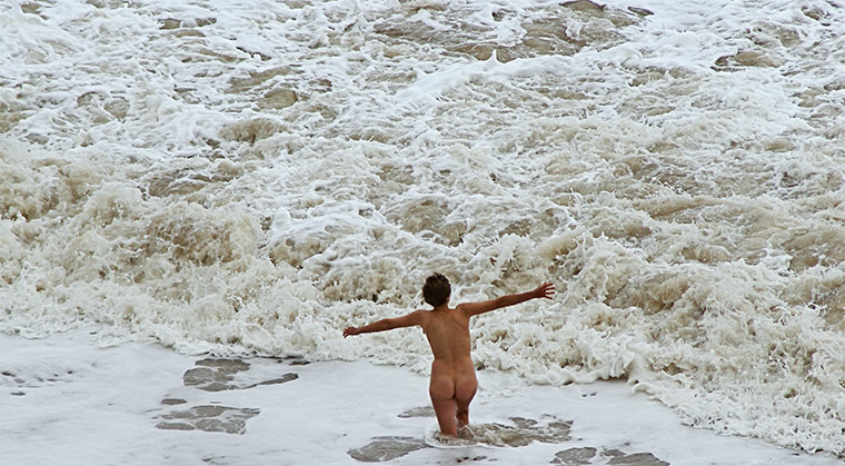 in pictures: flash: Streaker