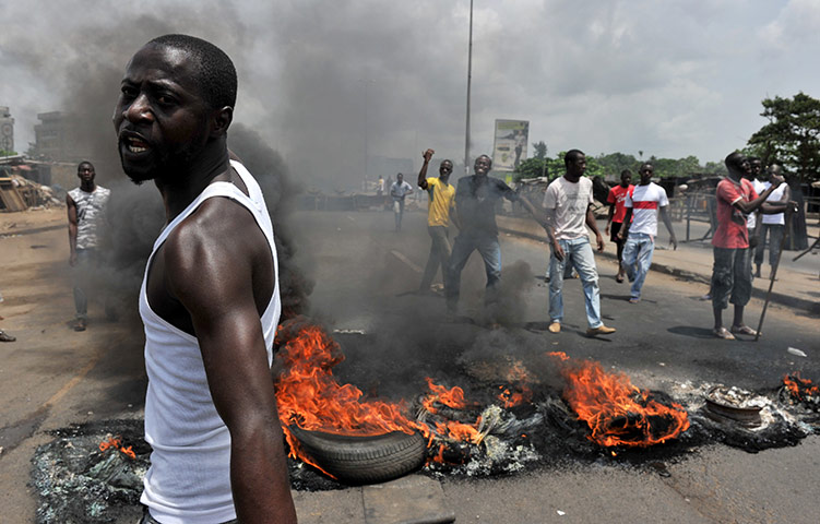 Ivory Coast: Residents burn tires 