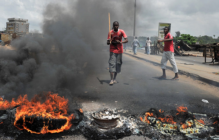 Ivory Coast: Residents burn tires 