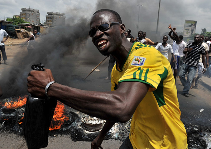 Ivory Coast: Residents burn tires and block the stree
