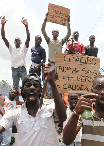 Ivory Coast: Anti-Gbagbo protesters stand near a roadblock 