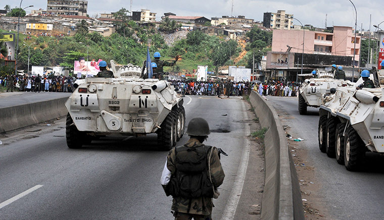 Ivory Coast: Armoured UN vehicles position themselves