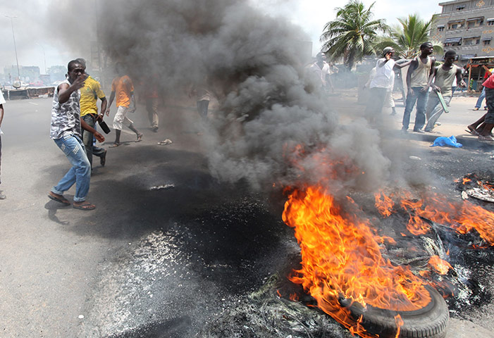 Ivory Coast: Anti-Gbagbo protesters stand near a roadblock 