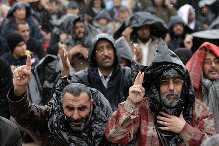 Libya protests: anti-Gaddafi protesters pray