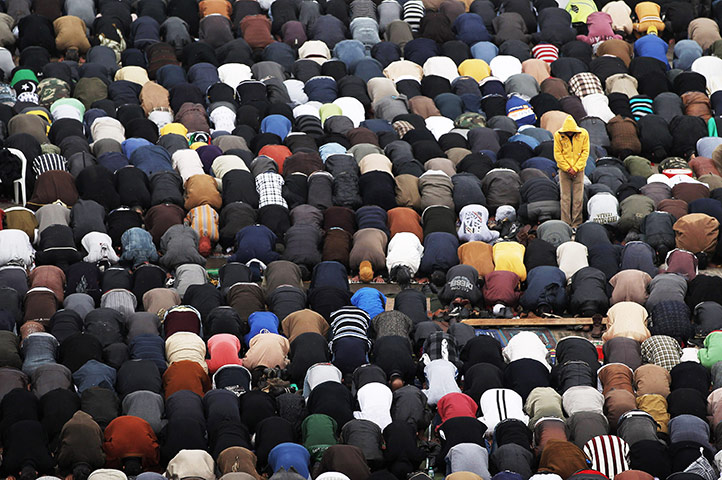 Libya protests: thousands of protesters gathered for Friday prayers