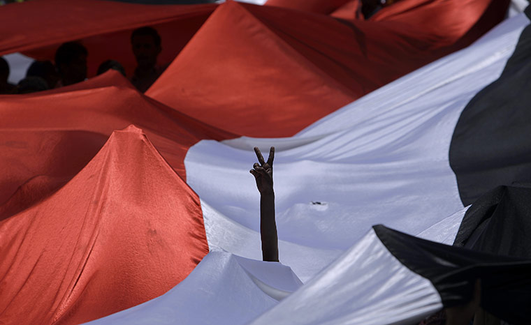 24 Hour in Pix: Yemeni protestor