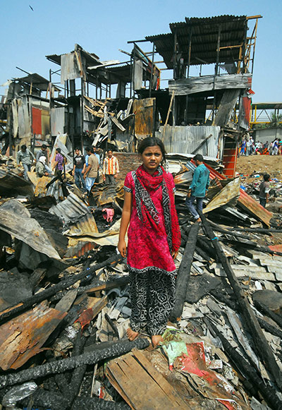 24 Hour in Pix: Indian slum fire