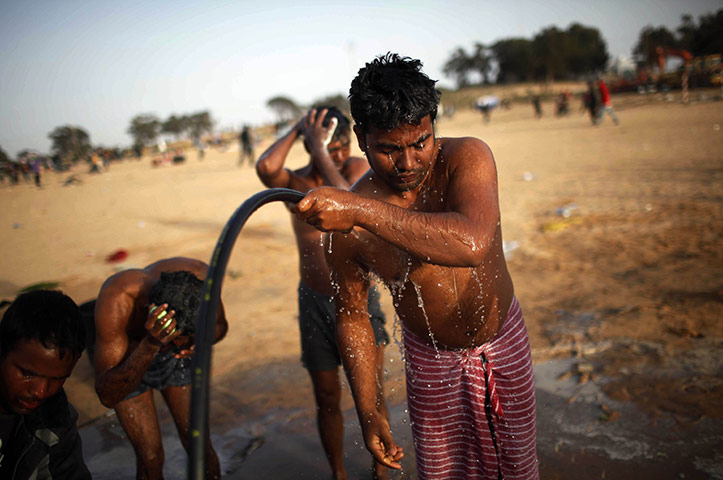 24 Hour in Pix: Refugees from Libyan unrest