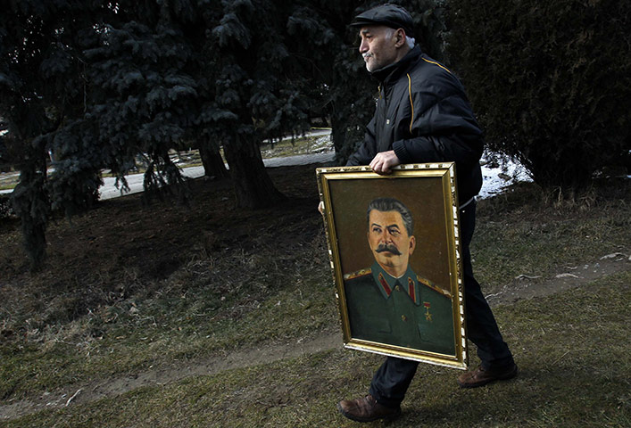24 Hour in Pix: Stalin's anniversary