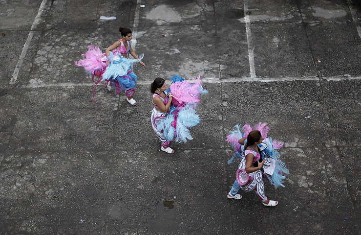 Rio Carnival Tuesday: Revellers make their way home