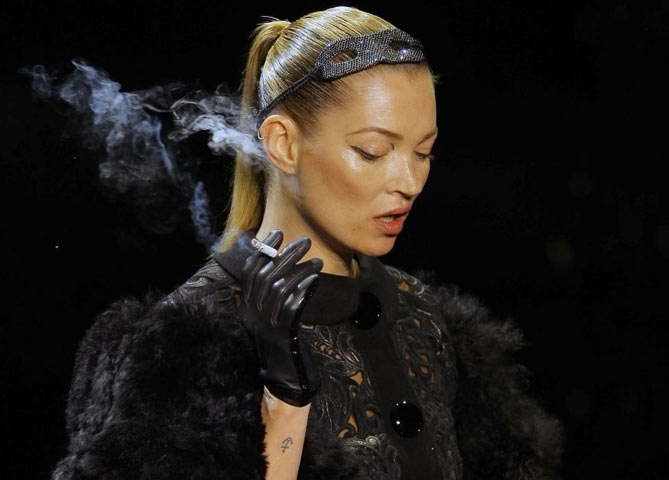 kate moss smoking catwalk. Kate Moss models Marc Jacobs