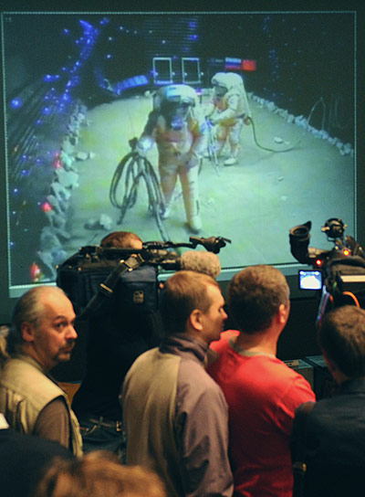 Month in Space: Journalists watch Mars500 Mars walk