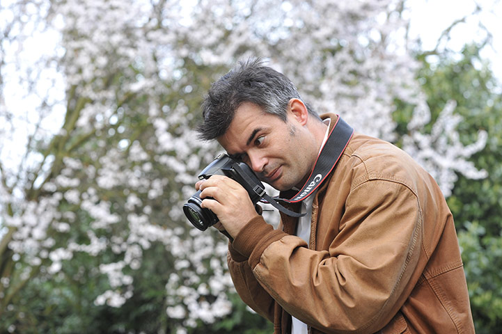 Exhibition for Society: A photographer for an exhibition by the visually impared