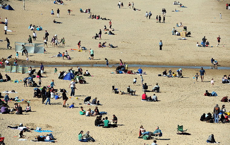 UK weather: People enjoy the warm weather at Tynemouth Beach, Newcastle