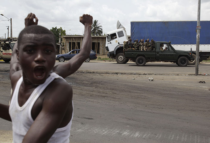 Ivory Coast: Local residents cheer pro-Ouattara forces in Abidjan