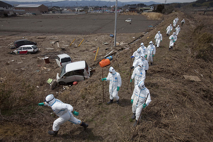 Fukushima disaster: 7 April: Japanese police search for victims in deserted evacuation zone