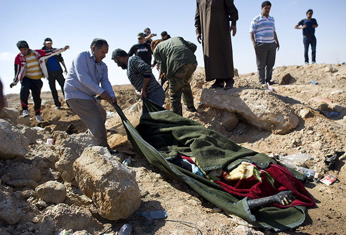 Ajdabiya, Libya : Rebels bury a fighter allegedly killed in a NATO air strikes in Ajdabiya