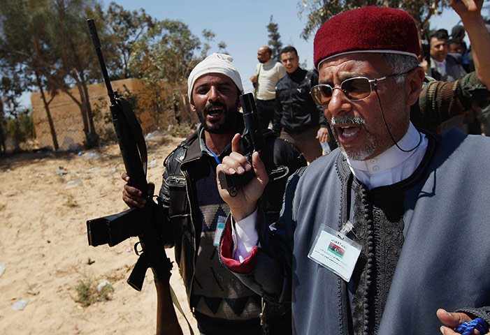 Ajdabiya, Libya : Libyans chant to rally rebel fighters, Ajdabiya