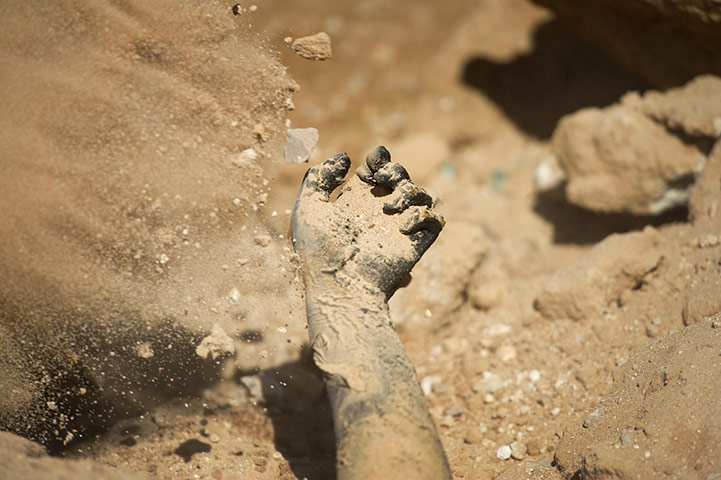 Ajdabiya, Libya : The charred hand of a pro-Gaddafi fighter, Ajdabiya