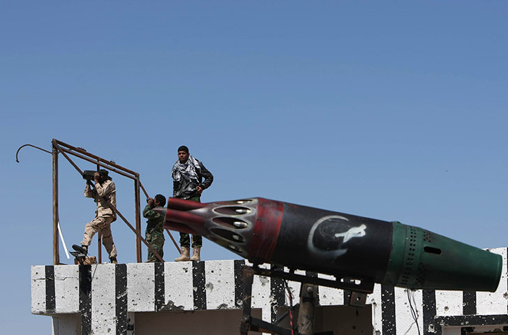 Ajdabiya, Libya : A Libyan rebel uses binoculars to check positions of forces, Ajdabiya