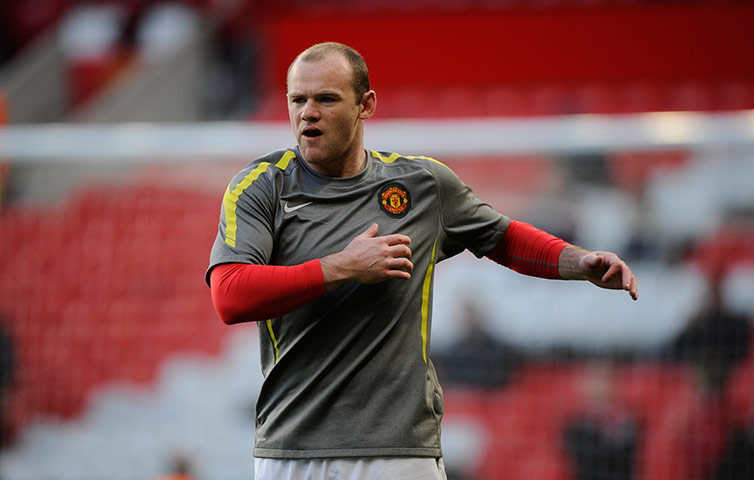 Man Utd v Chelsea: Wayne Rooney warms up
