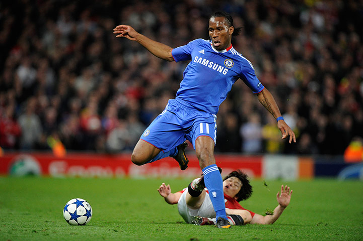 Man Utd v Chelsea: Drogba evades a sliding tackle from Park