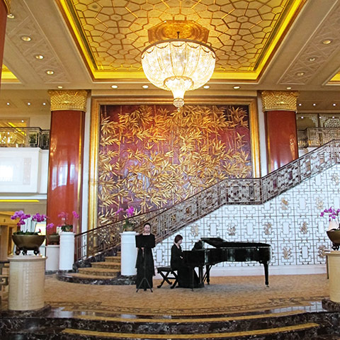 Diane von Furstenberg: hotel lobby