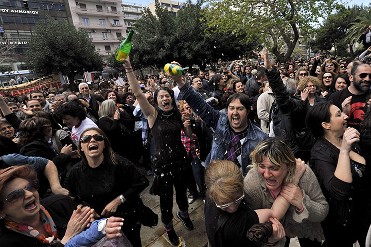 24 hours in pictures: Public sector workers in Athens