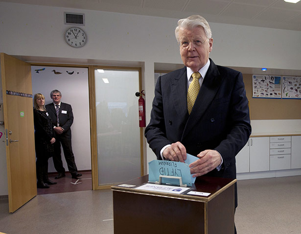 Week in Business: Iceland's President Olafur Ragnar Grimsson casts his vote in Reykjavik 