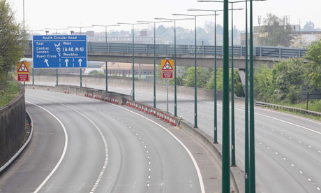 M1 motorway remains closed after a fire