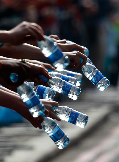 marathon3: People hold