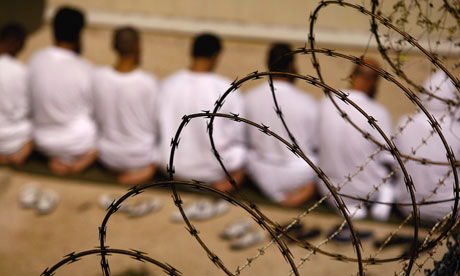 Guantanamo-inmates-kneel--008.jpg