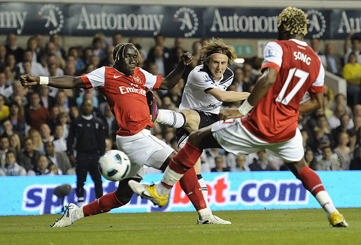 Spurs v Arsenal: Modric fires a shot between Sagna and Song