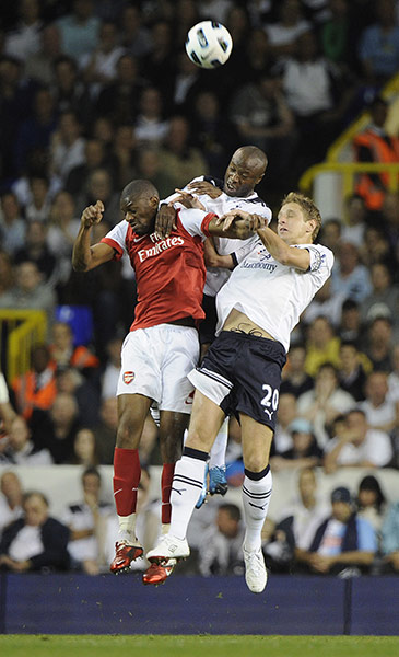 Spurs v Arsenal: Diaby finds himself outnumbered by Gallas and Dawson