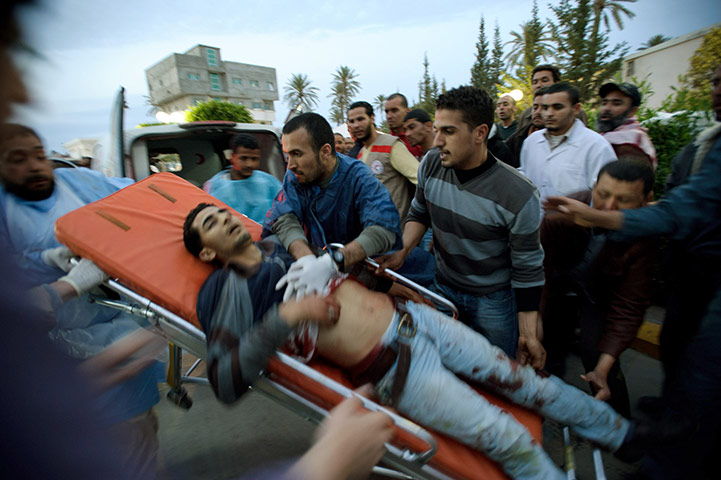 Misrata: In pictures: Medics struggle to bring a wounded rebel fighter