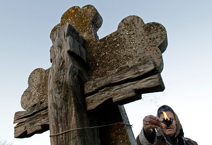 24 hours in pictures: traditional Maundy Thursday ceremony of remembrance in Romania