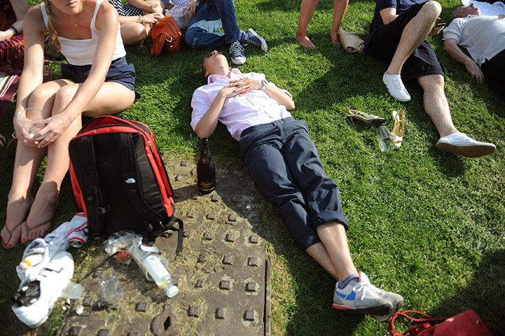 warm bank holiday weather: Sandown Park Racecourse 