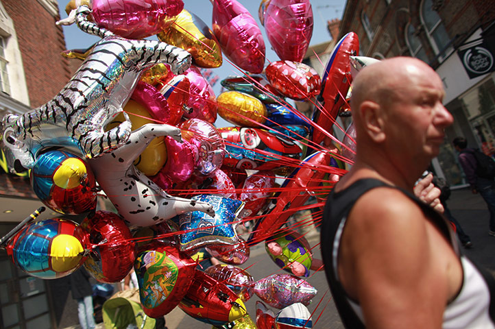 warm bank holiday weather: People Enjoy the Bank Holiday Sunshine in Windsor