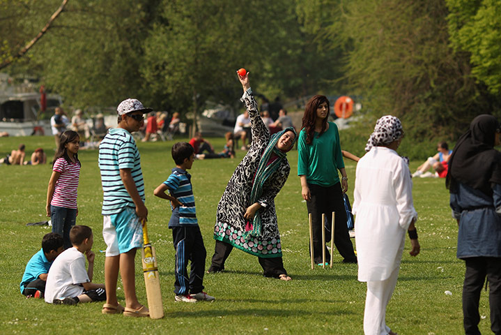 warm bank holiday weather: Bank Holiday Sunshine in Windsor