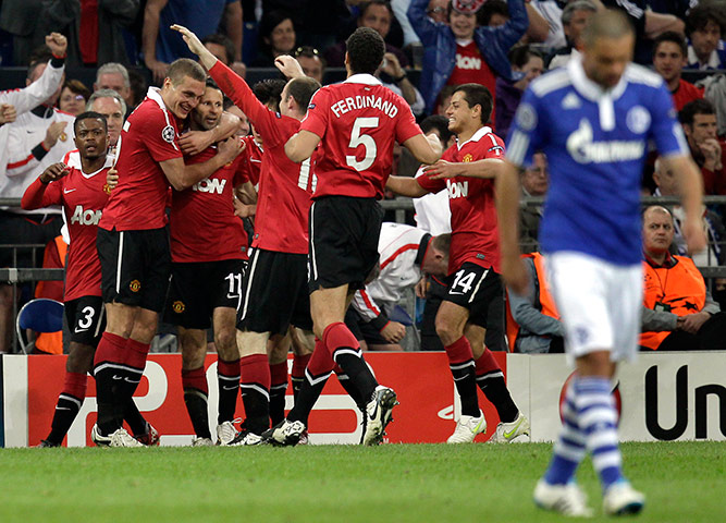 United celebrate Ryan Giggs's opening goal vs. Schalke